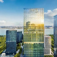成龙坐直升机到杭州买江景豪宅！2000万拿下，现场兴奋哼唱助兴