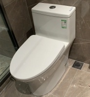 马桶下水管必须要低于瓷砖完成面吗？