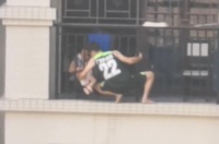 惊险！近日佛山某地幼童被卡8楼护栏引发封阳台争议