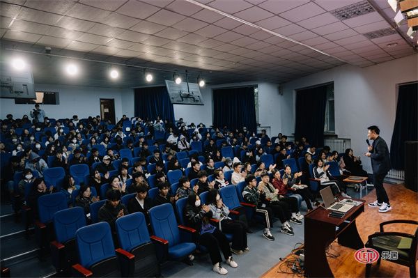 丰美公益讲堂|张猛受邀辽宁经济职业技术学院工艺美术学院演讲