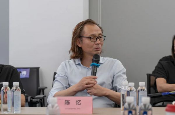 ▲杭州市装饰装修商会秘书长陈忆 发言