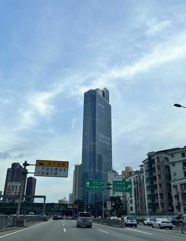位于深南东大道1001号的深润大厦，时代周报记者摄