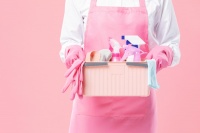 家属回应保洁扔限量鞋被索赔后自杀，家庭保洁都包括哪些内容？