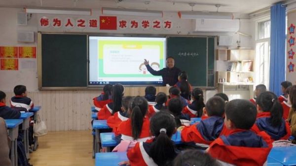 图说：冉老师正在上性教育课程