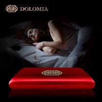 奢侈睡眠枕中的一员DOLOMIA，不断升级材质实力，在高级制枕领域更胜一筹