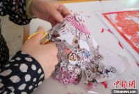 甘肃艺人剪纸记录家乡&ldquo;味道&rdquo; 弘扬孝道文化