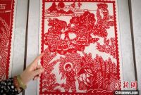 甘肃艺人剪纸记录家乡&ldquo;味道&rdquo; 弘扬孝道文化