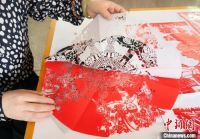 甘肃艺人剪纸记录家乡&ldquo;味道&rdquo; 弘扬孝道文化