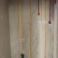 在黄岛装修做顶面吊顶钢排钉竟然打出了水,是把地暖打漏了?