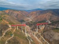 中老铁路跨红河第一座双线特大桥主跨架设正式启动