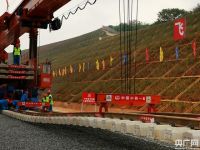 央广网消息:中国老挝国际铁路国内玉磨段4月7日开始铺轨!