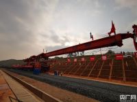 央广网消息:中国老挝国际铁路国内玉磨段4月7日开始铺轨!