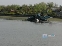 看!涡河上来了一辆&ldquo;收割机&rdquo;