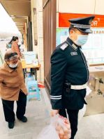 这张被人随手拍下的背影,在业主群刷屏了