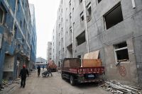 北京广渠路南侧拆除27栋出租公寓 群租人数过万