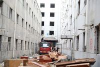 北京广渠路南侧拆除27栋出租公寓 群租人数过万