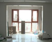 房顶露出钢筋,一摸还掉渣!业主能要赔偿吗?