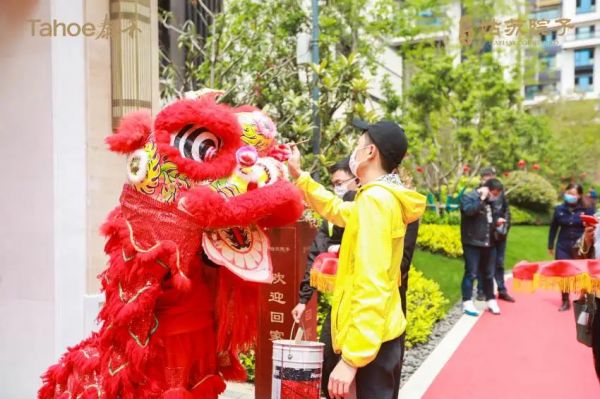 寓意祥瑞的舞狮之后，随后举办揭匾仪式，为业主营造极致的归属感与满满仪式感。