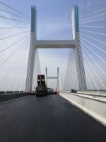 完工倒计时!枣菏高速微山湖特大桥中、下面层沥青摊铺全部完成