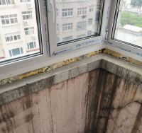 苦恼,刚封好的阳台下雨往家里漏水,是怎么回事?