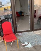 玻璃碎了一地！又见售楼部被砸，这次不止是购房者，连中介也动手了