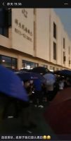 玻璃碎了一地！又见售楼部被砸，这次不止是购房者，连中介也动手了