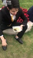 卖房小哥抖音爆红:卖着几十万的房子,吃着一块钱的方便面…