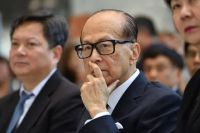 “逃走”的李嘉诚，买下半个英国巨亏19亿，儿子李泽钜称：继续买