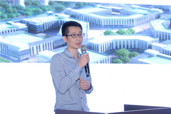重庆市江津区珞璜开发建设有限公司副总经理陈茂对珞璜智能家居小镇做了介绍