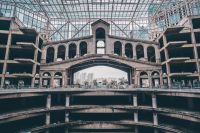 烂尾楼内外，现实与魔幻