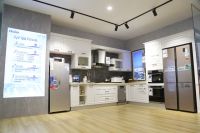 过去：买厨电，选海尔！如今：买厨房，选海尔！