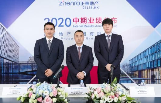 左起：刘伟亮执董事兼副总裁，黄仙枝执行董事、董事长兼行政总裁，欧国伟非执行董事