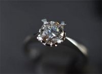 订婚钻戒多少钱 钻戒品牌都有哪些