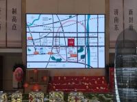 惊了！为了卖房 开发商竟造了个假地铁站牌 还带着楼盘字样