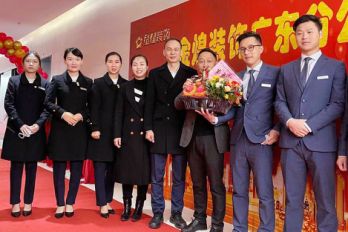 金煌装饰总经理刘志强（右四）与嘉宾及团队成员