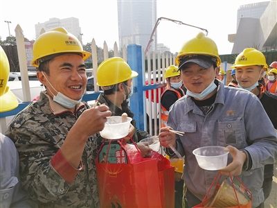 煮汤圆+送年货“工迎大运年 致敬建设者”-中国网地产