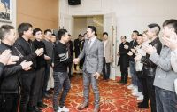 热烈祝贺鑫豪坤铝业简盾门窗品牌携手樊少皇盛大签约仪式圆满成功