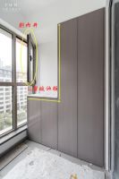 没点远见压根想不到这招：阳台窗户往内开，柜子做L型，一举两得