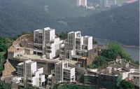 58岁周星驰在香港的豪宅：住在山上深居简出，几乎看到整个香港岛