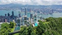 58岁周星驰在香港的豪宅：住在山上深居简出，几乎看到整个香港岛