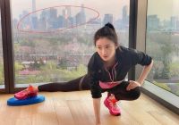 景甜家的落地窗真抢眼，卫生间也算整齐，“小公主”还有专属小屋