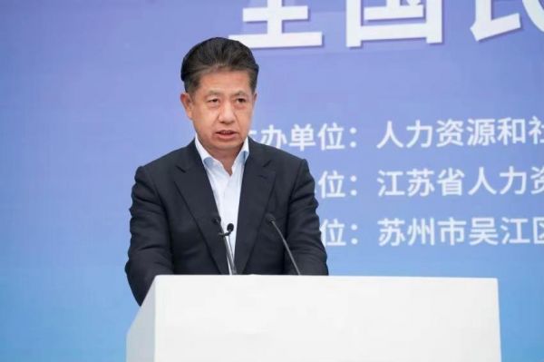 （图说：万达集团总裁齐界宣布万达集团将推出“2021年春风行动”）