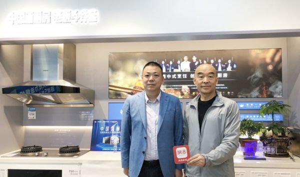 国美零售上海大区总经理于永状、上海老板电器销售有限公司总经理张伟（右）接受采访