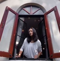 瞿颖在泰国的房子真是大，但风格让人难接受，壁炉还是用红砖砌的