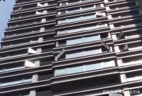 河南一女业主称新房阳台外多块檐影响采光，开发商：开灯不就行了