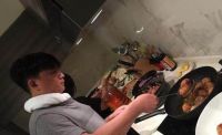 走进黄磊的家，复式别墅像皇宫，大门还带雕花，一看就是大户人家