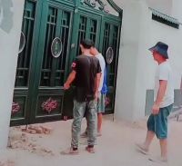 大衣哥给儿子造的别墅完工了，豪华大门上万元，四合院真气派