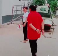 大衣哥给儿子造的别墅完工了，豪华大门上万元，四合院真气派