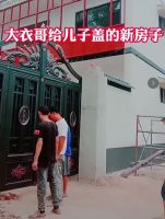大衣哥给儿子造的别墅完工了，豪华大门上万元，四合院真气派