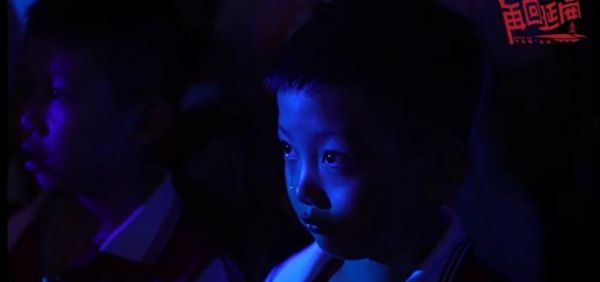 泪眼婆娑的观众（视频截图）